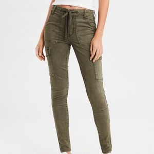 HIGH-WAISTED CARGO JEGGING